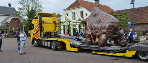 Mammoet Boris wordt met verreiker van Lemerij Verhuur van vrachtwagen gehaald en in het centrum van Borne geplaatst.