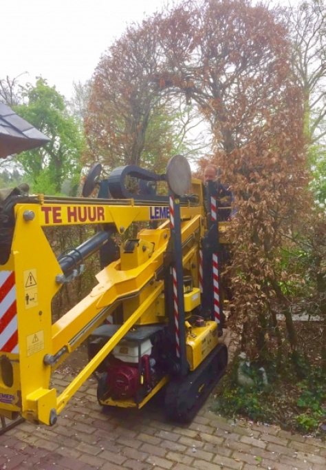 Foto: Hoogwerker voor smalle doorgang. Spinhoogwerker