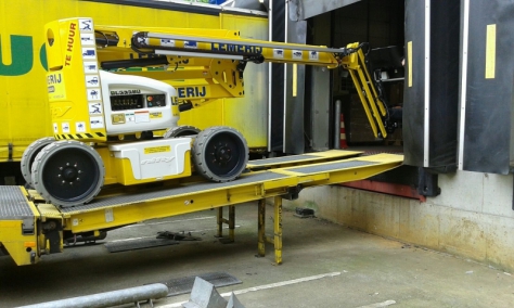 Foto: Hoogwerker wordt via laaddock gelost.